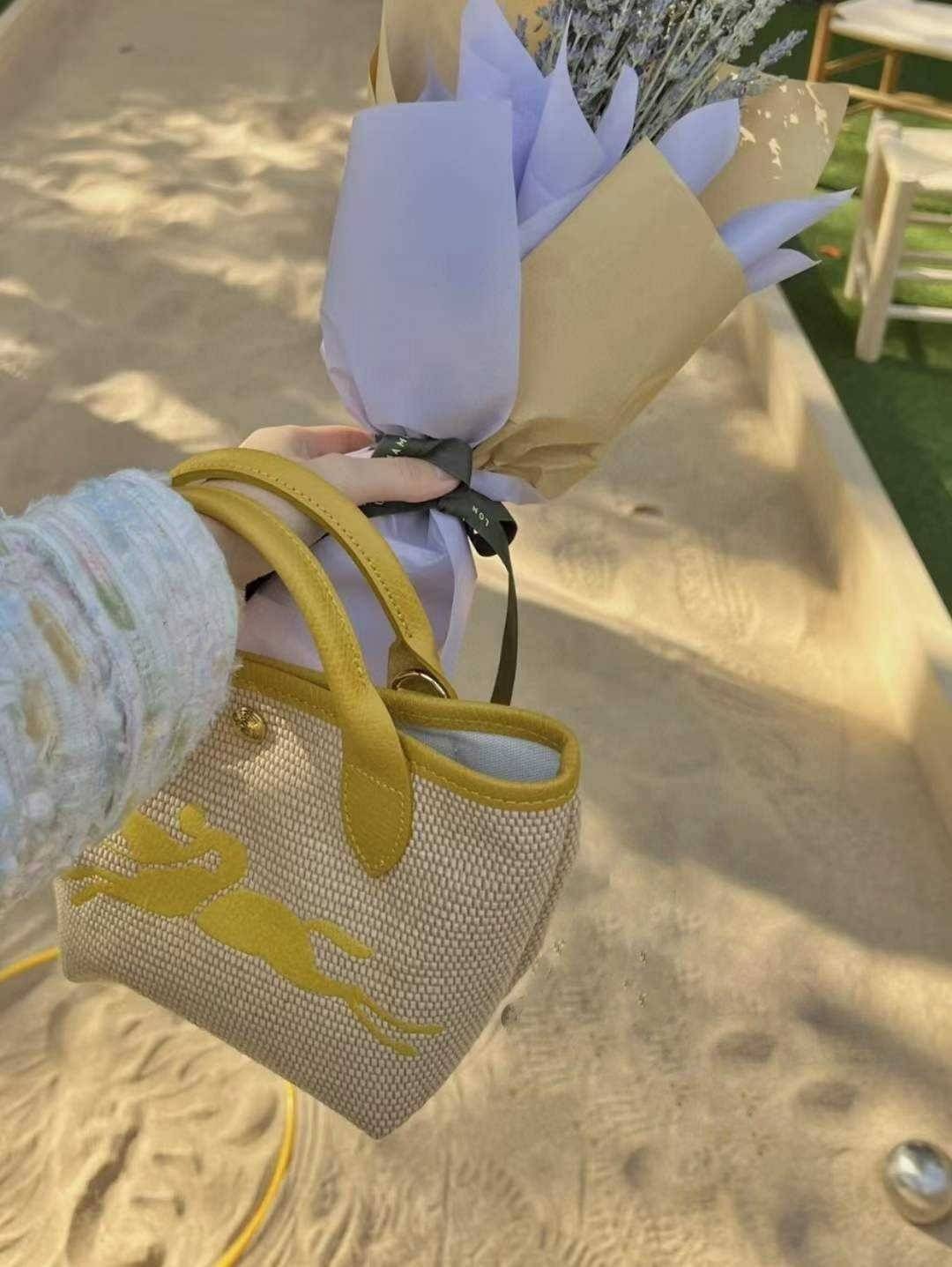 Longchamp Le Pliage Paris-St Tropez Handtasche มาแร้ววววใหม่ล่าสุดนุ้งมินิ ตัลร๊ากกก วัสดุสาน ด้านหน้าปักโลโก้ม้าอันเป็นสัญลักษณ์ของแบรนด์ ทนทานแข็งแรง ใบมินิ น้ำหนักเบา จุของได้เยอะ ใส่กระเป๋าตังค์ โทรศัพท์ iphone+ ได้ ภายในโล่ง มีสายสะพายไหล่ Crossbody 