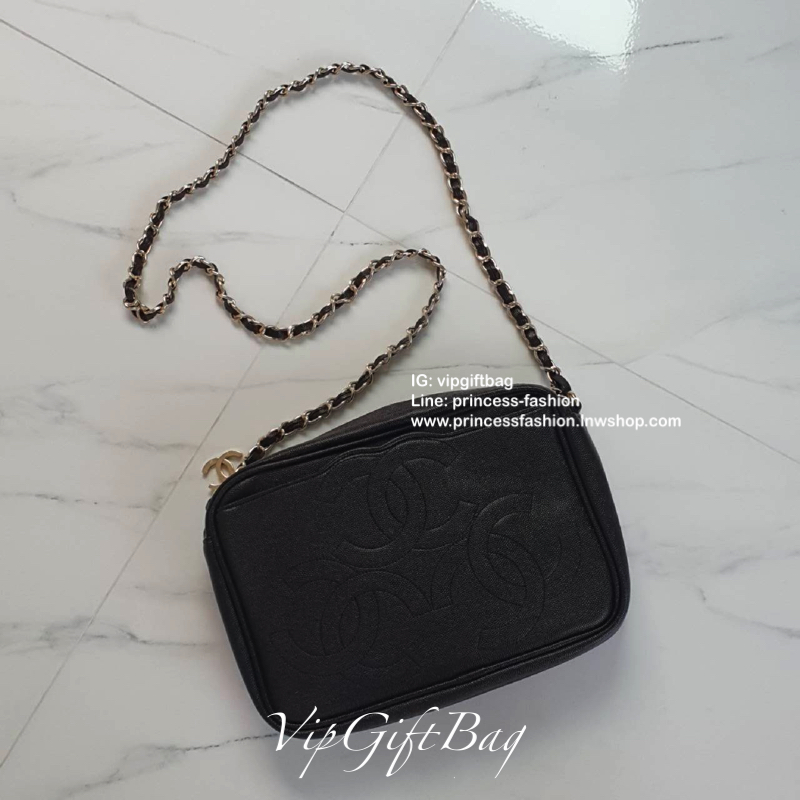 CHANEL VIP GIFT BAG รุ่น CHAIN CROSSBODY กระเป๋าของสมนาคุณ จากพรีเมี่ยมกิ้ฟแบรนด์ดังอย่าง CHANEL วัสดุหนังสังเคราะห์ ลายคาเวียร์สุดหรูเต็มใบ #เล่นแสงสวยมาก ด้านในเปิดปิดด้วยซิปCC อะไหล่ทอง มีช่องซิปแยกอีกหนึ่งช่อง สามารถใส่กระเป๋าสตางค์ใบยาว ของจุกจิกได้ส