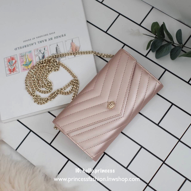 สาวๆมีกระเป๋าสตางค์ยาวแบบ3in1 หยิบมาถือสะพายจบในใบเดียวกันหรือยัง ! ใบนี้ แนะนำเลย 📌หนังวัวแท้ สวยมาก 📌จะใช้เป็นกระเป๋าสตางค์ หรือจะถอดสายถือเป็น คลัช หรือสะพาย Cross body ชิลๆ ก้อได้เลย