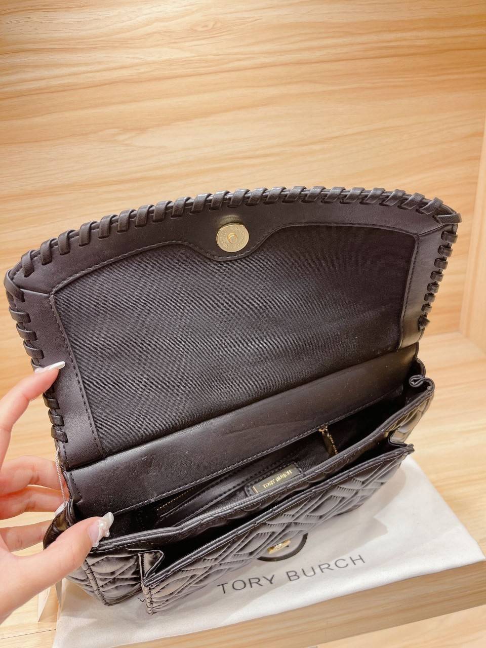 ของแท้ 💯% TORY BURCH MARION SADDLE BAG สวยหรูมาก กระเป๋าทรง CROSSBODY **หนังแท้ทั้งใบ 👏👏ตกแต่งลายฉลุ อะไหล่ทอง ประดับโลโก้แบรนด์ด้านหน้า ฝาพับมีลายตกแต่งเป็นเอกลักษณ์