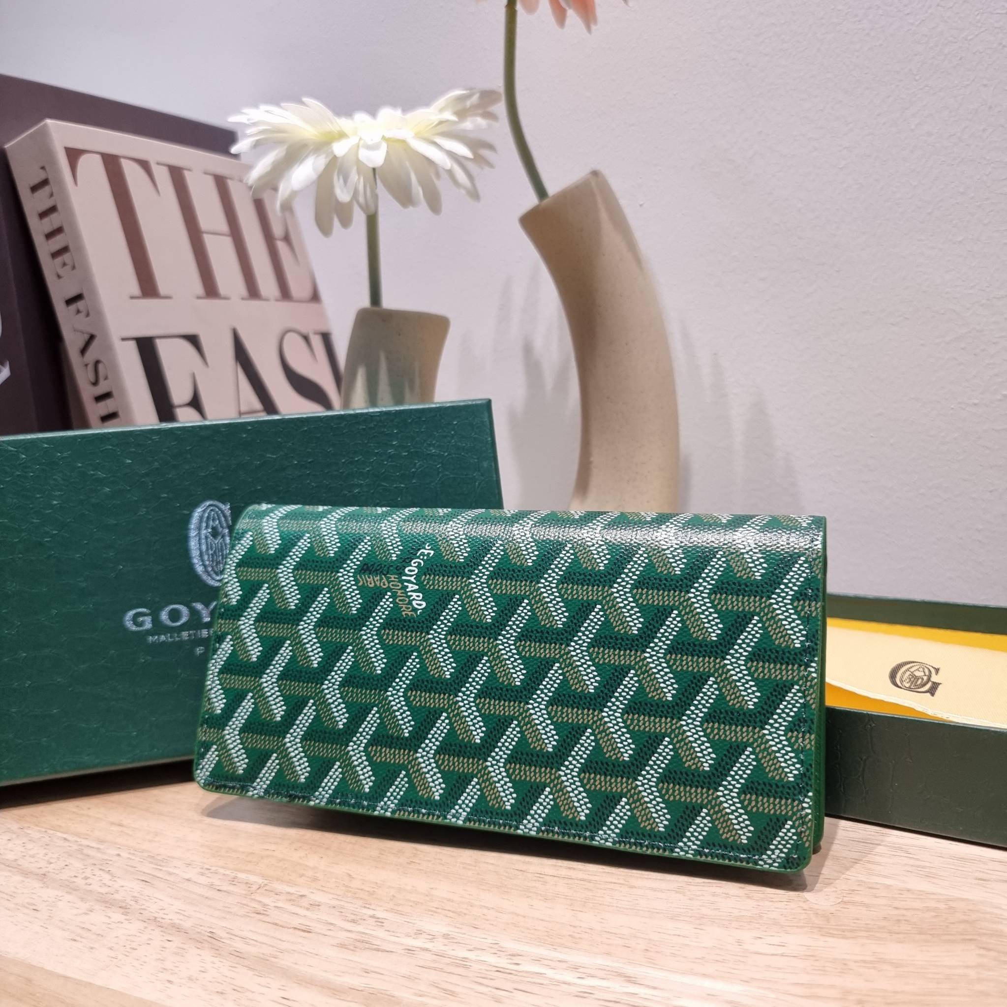 Goyard Bi Fold Long Wallet / GOYARD FLAP WALLET / Goyard Long Wallet กระเป๋าสตางค์ใบยาว รุ่น unisex ที่ใช้ได้ทั้งหนุ่มๆและสาวๆ ไอเท็มนี้ตอบโจทย์สำหรับคนที่ชอบเก็บบัตรเยอะๆ