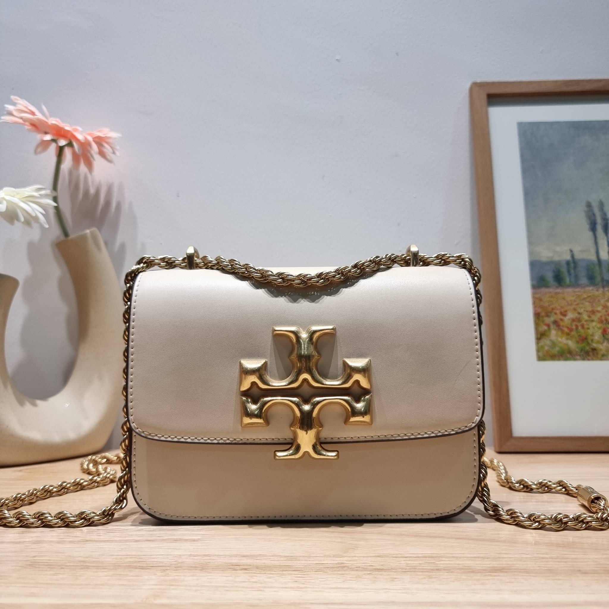 Tory Burch Bag / TORY BURCH ELEANOR SMALL CONVERTIBLE SHOULDER BAG ฮอตไอเท็ม รุ่นนี้ขายดีขายหมด สวยหรู คุณหนู ผู้ดี!! หายากมากแล้วน้า กระเป๋าสะพายข้าง ดีไซน์อยู่ทรง ขนาดกำลังสะดวกใช้ เปิด-ปิดด้วยแถบแม่เหล็ก ภายในแบ่งสัดส่วนได้เป็นอย่างดี