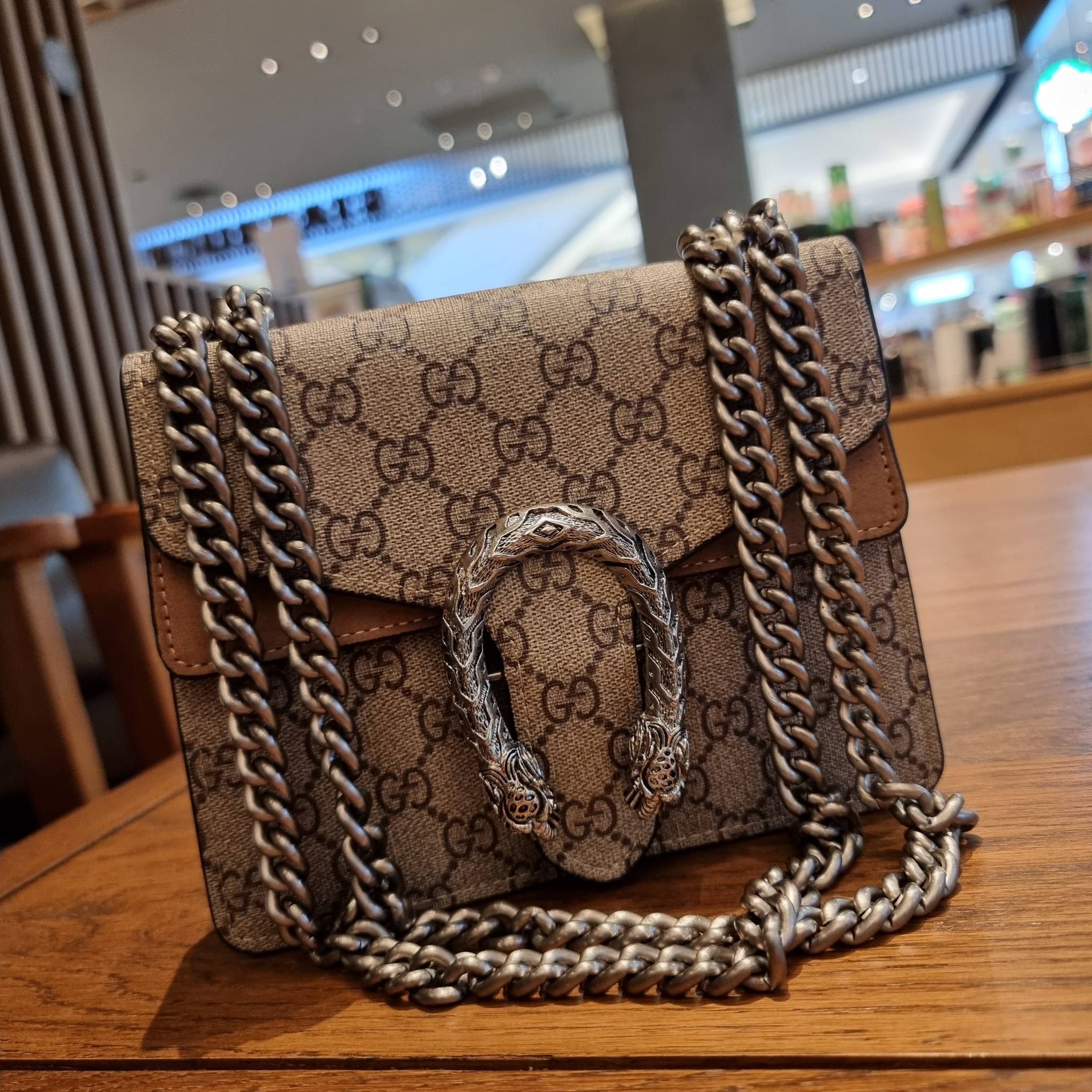 Gucci Mini Dionysus GG Shoulder Bag น้องมินิ ไซส์เล็กสุดเลิศ จัดให้แล้วจ้า!! ฮอตสุดไม่มีใครเกิน สวยจริงไม่ทิพย์!! GC CROSSBODY BAG WITH GWP สุดคุ้มกับกระเป๋าสะพายรุ่นที่สาวๆต้องไม่พลาด!! ดึงดูดและสะกดสายตาด้วยอะไหล่ดีเทลหรูรูปหัวสิงโต วัสดุหนังแคนวาส ทนทา