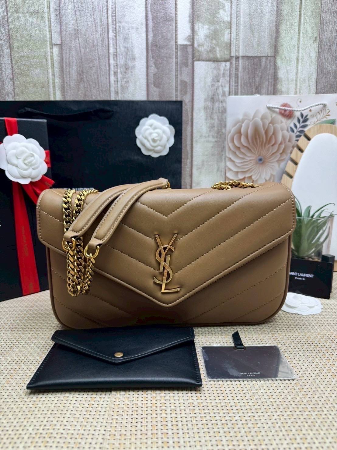 ORI หนังแท้ | 28cm YSL LOULOU medium in MATELASSÉ กระเป๋าสะพายสายโซ่าีทองหรูหรา งานหนังแท้เนื้อนุ่มตะเข็บเย็บลายเชฟรอนสวยหรูโดดเด่นเป็นเอกลักษณ์ 🤍 เกรดออริจินอล หนังแท้