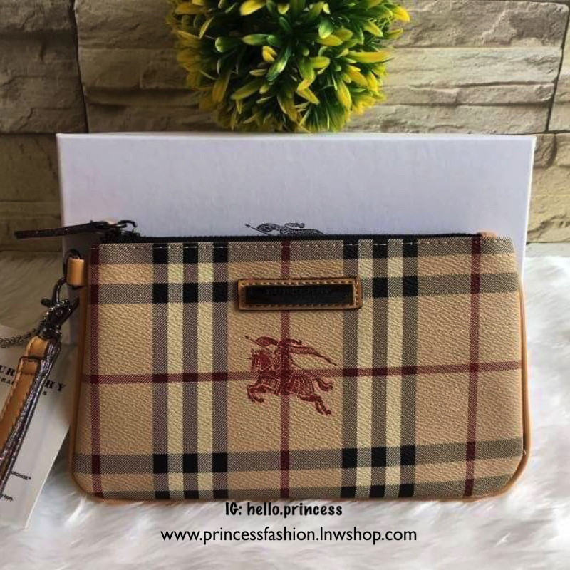 BURBERRY FRAGRANCES WRISTLET VIP Gift With Purchase (GWP) Limited Edition พรีเมี่ยมกิ๊ฟจากเคาน์เตอร์น้ำหอม BURBERRY FRAGRANCES วัสดุหนังเรียบลาย Burberry Signature สุดคลาสสิคประดับโลโก้แบรนด์มาพร้อมสายคล้องมือสามารถถอดออกได้ เปิดปิดด้วยซิปสะดวกใช้