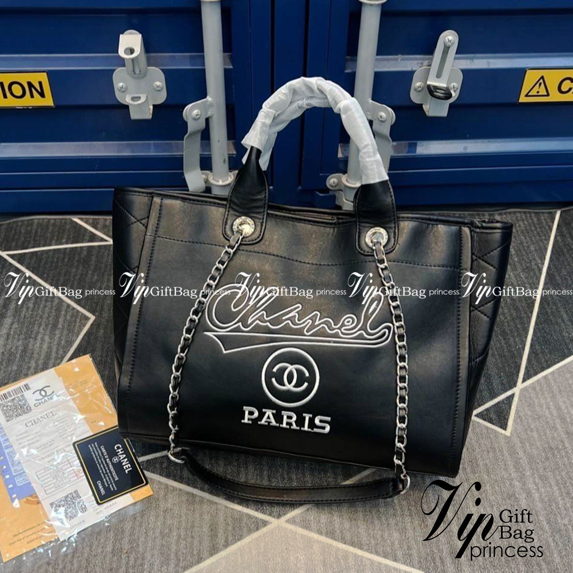 CHANEL shopping bag / Chanel Tote Bag งานหนังทั้งใบ หน้าปักโลโก้ Chanel Paris สวยคลาสสิก ใช้งานได้หลายโอกาส ภายในโล่งกว้าง จุของได้เยอะ พร้อมส่งที่ไทย ภาพถ่ายจากงานขายจริง ใช้งานต่างประเทศได้