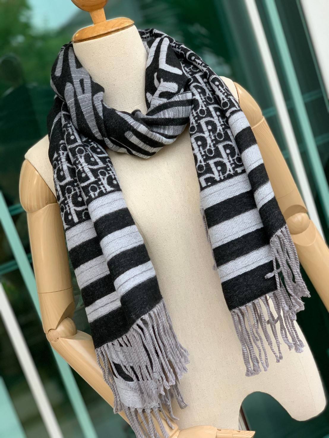 CHRISTIEN DIOR PARIS SILK SCARF สุดเอ็คเซ็คคลูทีฟกับแบรนด์ดังจากปารีส ด้วยงานพรีเมี่ยมกิ้ฟ ส่งมอบความรู้สึกดีๆให้กับคนที่คุณรัก ในรูปแบบผ้าพันคอและผ้าคลุมไหล่ผืนใหญ่ให้ความอบอุ่น ถักทอด้วยผ้าcashmere สีสันสุภาพเข้าได้กับเสื้อผ้าทุกเฉดสี มาพร้อมกล่องแบรนด์