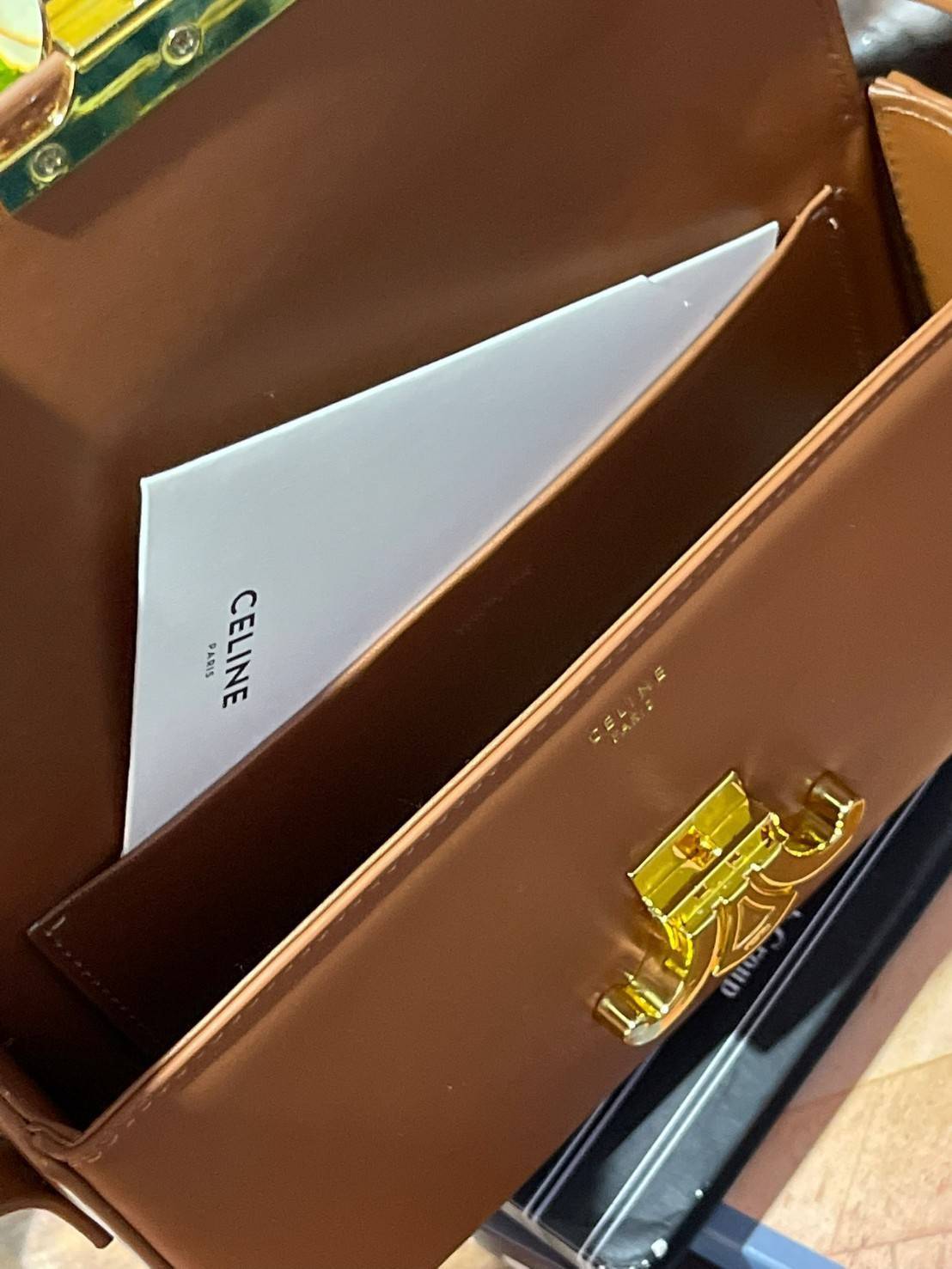 VIP 】CELINE TRIOMPHE SHOULDER BAG IN TRIOMPHE อีกหนึ่งผลงานการออกแบบของ Hedi Slimane ที่ได้ดึงเอาเอกลักษณ์ต่าง ๆ ของ CELINE ออกมาและทำการตีความหมายใหม่จนได้กระเป๋าเรียบหรูและดูทันสมัย ให้คุณเลือกสะพายในชีวิตประจำวันเข้ากับการแต่งตัวสบาย ๆ หรือจะสะพายออกงา