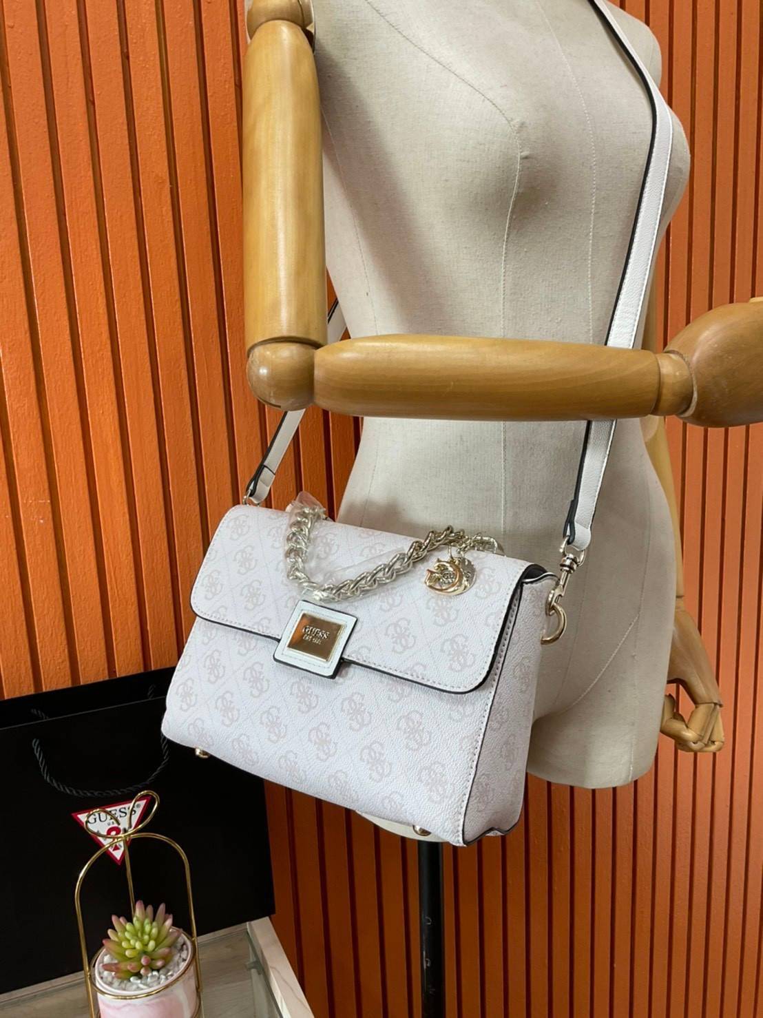 ราคาปังปิ๊นาศ (!!) มากแม่ 💕 GUESS Candace Top Handle Flap Bag กระเป๋าสะพาย Crossbody / คล้องแขน ถือออกงานได้ ทรงน่ารัก จากแบรนด์ GUESS สวยอยู่ทรง ขนาดกำลังดี น้ำหนักเบา ด้านหน้ามีโลโก้แบรนด์อะไหล่ทอง มีอะไหล่โซ่ห้อยด้านหน้าสามารถคล้องแขนและถือได้ 