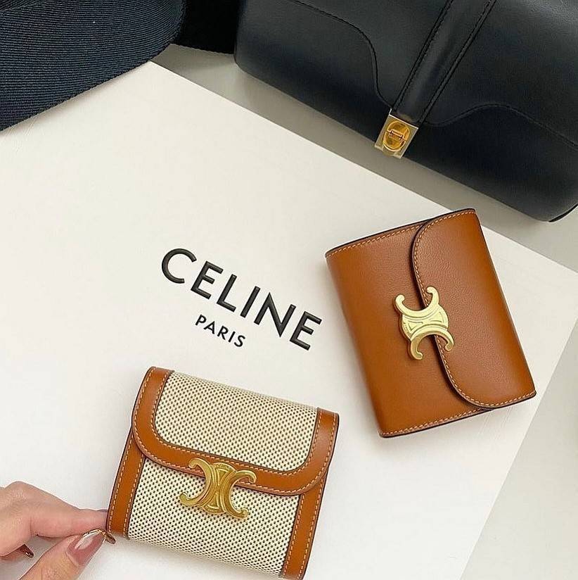 CELINE SHORT WALLET VIP กระเป๋าสตางค์ซีลีน หนังเรียบสวยอยู่ทรงมีโลโก้ด้านหน้าเปิดปิดด้วยฝาพับกระดุม ภายในมีช่องแบ่งหลายช่อง มีช่องใส่บัตรหลายช่อง ช่องใส่เหรียญ ช่องใส่ธนบัตร ใส่แบงก์พันได้เหมือนกระเป๋าสตางค์ยาวไอเท็มแนะนำ ล๊อตพิเศษ!! แถมสายโซ่สามารถสะพายไ