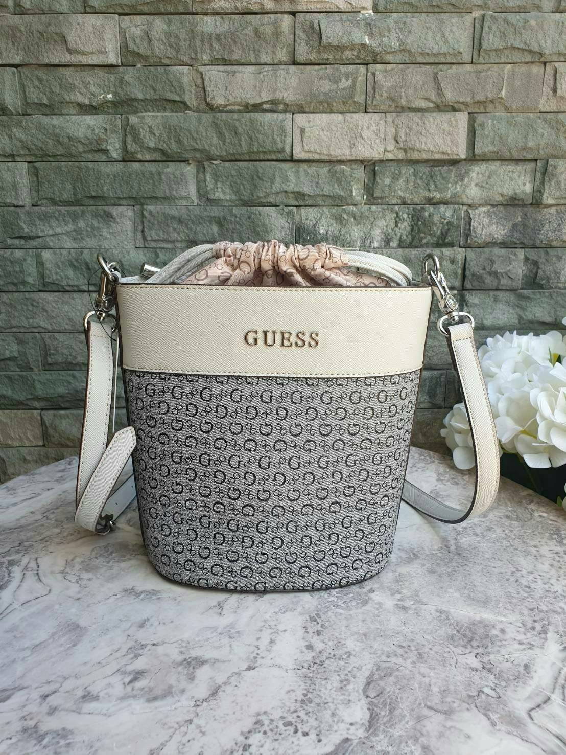 3สี Guess Bucket Bag กระเป๋ารุ่นใหม่ล่าสุด อวดไอเทมแสนเก๋กับกระเป๋าทรงถังสุดน่ารัก พิมพ์ลายรอบใบ วัสดุ Saffiano PU คุณภาพดี นิ่ม น้ำหนักเบา ด้านหน้าประดับด้วยโลโก้แบรนด์สวยโดดเด่น เปิดปิดด้วยเชือกหนังใช้หูรูดปลายเชือกประดับอะไหล่เงินสะดวกใช้ ด้านในโล่งกว้