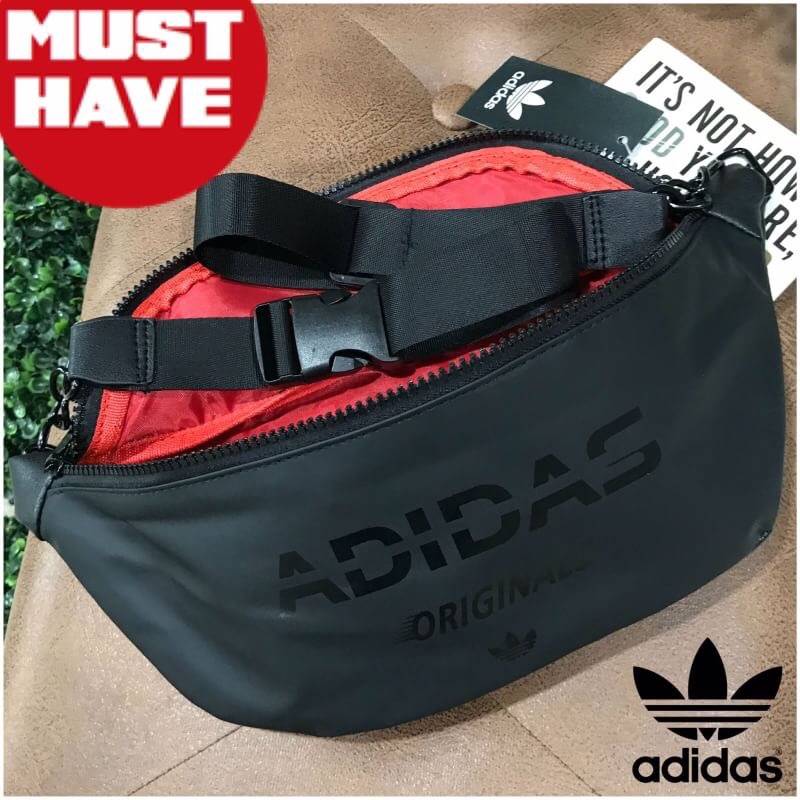 Adidas Waist Bag กระเป๋าสะพายสไตล์สปอร์ตแบบคาดเอวหรือคาดอกดีไซน์สุดฮิตใช้ได้ทั้งชายและหญิง วัสดุไนล่อนเนื้อแมทแบบนิ่มด้านหลังเป็นหนังเรียบ กันน้ำทำความสะอาดง่าย ขนาดกำลังดี น้ำหนักเบา ด้านหน้ามีโลโก้แบรนด์ เปิดปิดด้วยซิปสะดวกใช้ หัวซิปแบรนด์ สายสะพายเลื่อ