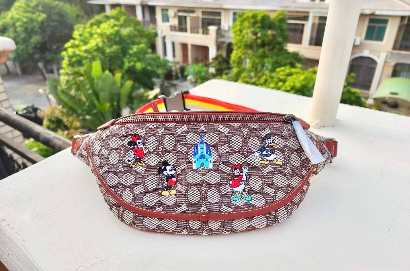 การ์ตูนน่ารักๆ งานปักเน้นๆ สวยงามมากๆค่ะ COACH X DISNEY LEAGUE BELT BAG IN SIGNATURE TEXTILE JACQUARD WITH MICKEY MOUSE AND FRIEND EMBROIDERY ((C8491)) 🌍พร้อมส่งค่ะ! ใช้ได้ทั้งหญิงและชาย