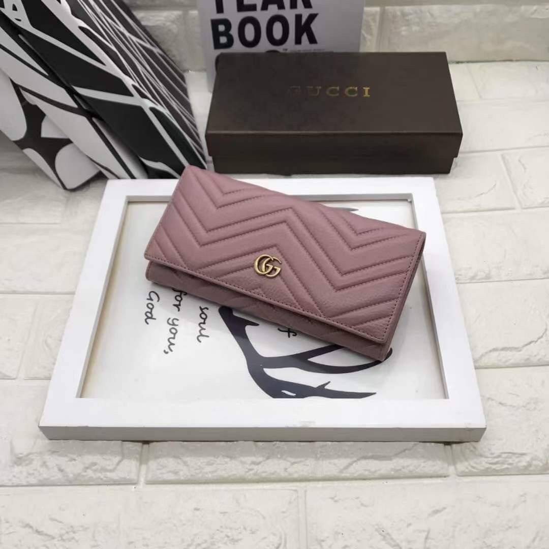 GUCCI LONG WALLET / GUCCI WALLET กระเป๋าสตางค์ใบยาว งานหนังแท้ ผสมผสานความสง่างามและคลาสสิกที่เข้ากับยุคสมัย ด้านหน้าโดดเด่นด้วยซิกเนเจอร์แบรนด์ เป็นอีกหนึ่งรุ่นที่ดาราเชเลปใช้กันเยอะมาก พร้อมส่งที่ไทย ภาพสินค้าถ่ายจากงานขายจริง ใช้งานต่างประเทศได้ค่ะ