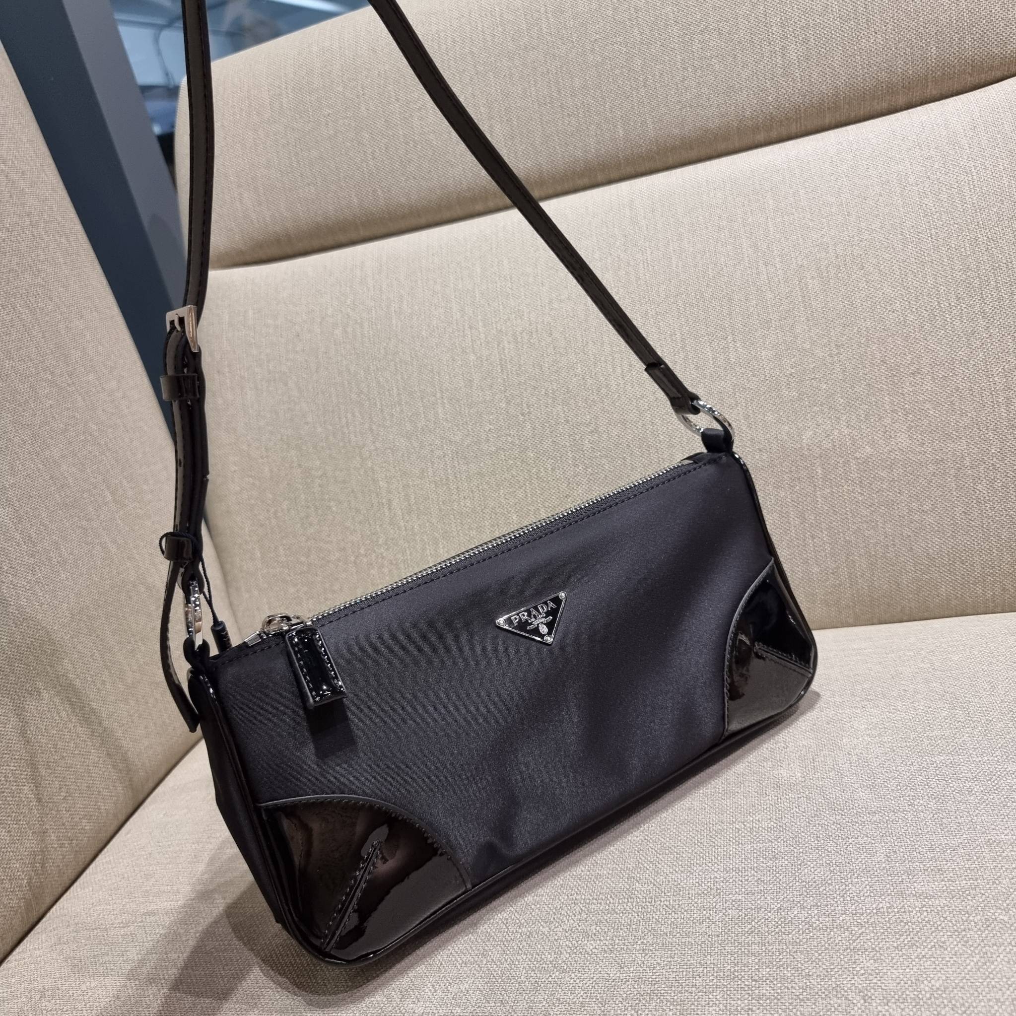 PRADA TESSUTO POCHETTE BAG กระเป๋าทรงพอช ดีไซน์ทรงยาวสุดล้ำ อัพลุคให้ดูแพงไปอีกด้วยดีเทลแต่งขอบด้วยหนังแก้ว วัสดุหลักตัวกระเป๋าเป็นไนล่อนคุณภาพดี เปิด-ปิดด้วยซิป พกพาง่ายด้วยสายสะพายในตัว ที่สามารถปรับได้อีก ภายในเป็นช่องโล่ง ใส่โทรศัพท์ได้ทุกรุ่น กระเป๋า