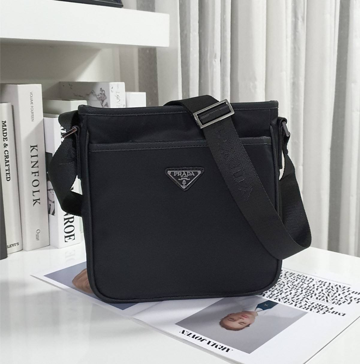 PRADA Re-Nylon logo-plaque messenger bag พร้อมส่งรุ่นใหม่ จากแบรนด์Prada ทรง Messenger ทรงยอดฮิตของคุณผู้ชายเลยค่ะ วัสดุทำจากผ้าNylon อย่างหนา กันน้ำได้คะ มีโลโก้แบรนด์อยู่ข้างหน้า ตัวกระเป๋าอยู่ทรง อะไหล่เงินทั้งใบ ด้านในบุผ้าลายแบรนด์อย่างดี เปิดปิดด้วย