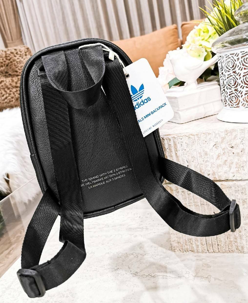 ADIDAS MINI BAGPACK กระเป๋าเป้สไตล์ Sport ขนาดมินิ กำลังน่ารัก น้ำหนักเบา ด้านหน้ามีโล้โก้และช่องซิป เปิดปิดด้วยซิปสะดวกใช้หัวซิปแบรนด์ ภายในมีโลโก้และช่องใส่ของ มีหูจับถนัดมือ สายสะพายเลื่อนปรับระดับได้ freesize ไอเท็มใหม่ดีไซน์สุดฮิต พร้อมส่งที่ไทยในราค