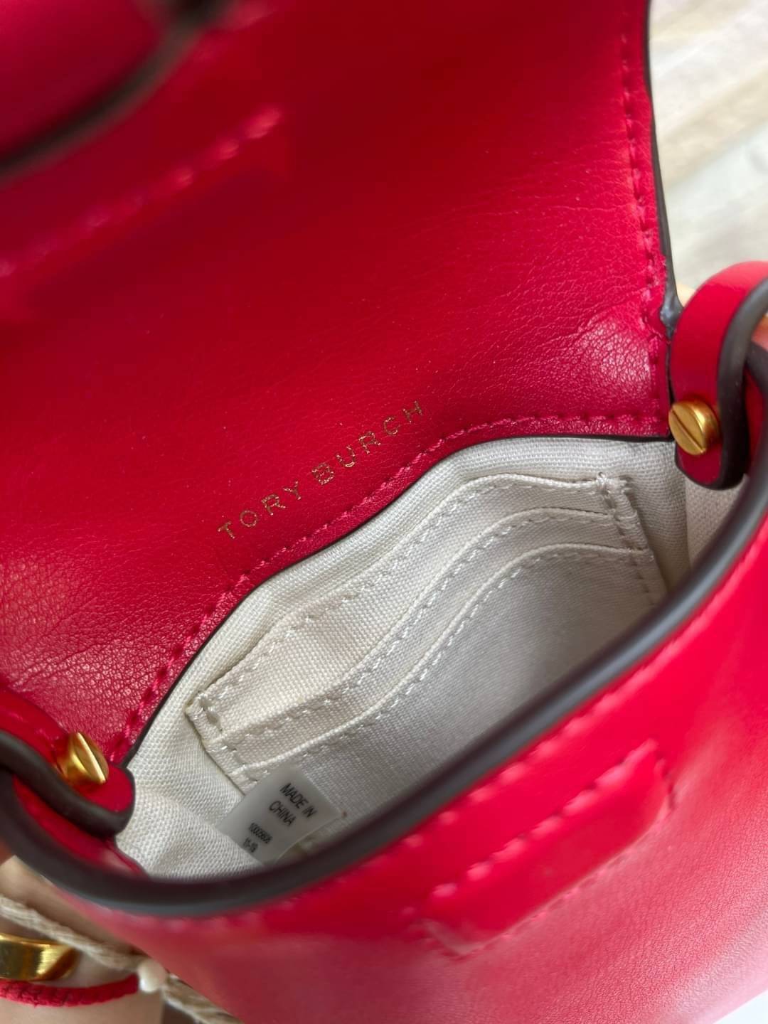 TORY BURCH MILLER METAL PHONE CROSSBODY อีกหนึ่งกระเป๋าใส่มือถือรุ่นฮิตที่เชื่อว่าหลาย ๆ คนต้องเคยเห็นผ่าน ๆ ตามาอย่างแน่นอน กับแบรนด์ Tory Burch ดีไซน์กระเป๋าทรงฝาพับแม่เหล็กใช้งานง่าย มาพร้อมดีเทล Logo สีเดียวกับเฉดสีของกระเป๋า แต่ยังมีความน่ารักด้วยทรง