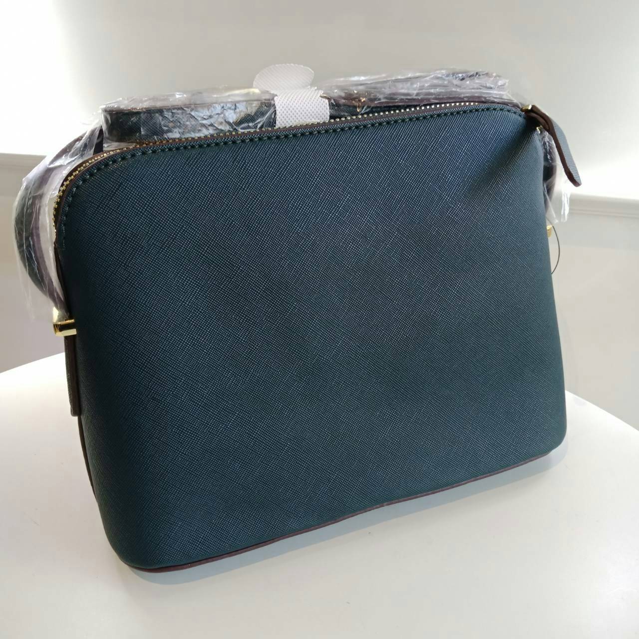 KATE SPADE CEDAR STREET MANDY กระเป๋าสะพาย แบรนด์ดังจากอเมริกา ขนาดกำลังน่ารัก วัสดุหนังลาย saffiano สวยอยู่ทรง ด้านหน้ามี logo brand สีทอง เปิดปิดด้วยซิปภายในโล่ง + ช่องเล็กใส่ของจุกจิก ใส่กระเป๋าสตางค์ใบยาวได้ ผ้าบุลายจุดสีทองดูหรูหรา ใบนี้ mix&match ได