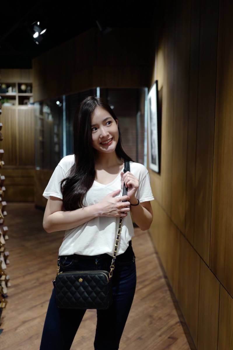 2 สี ขายดี พร้อมส่ง ค่า KEEP รุ่น Carla ทรงที่ขายดีที่สุดในตอนนี้ ใครกำลังตามหากระเป๋าใบเล็ก ช่องเก็บเยอะๆ แนะนำ ใบนี้เลยค่า New item KEEP ' Carla ' 2zipper bag กระเป๋าสะพายข้าง แบบช่อง 2 ซิป ใบเดียวจบ จุครบ All item ! จะแต่งตัวสไตล์ไหนก้อเอาอยู