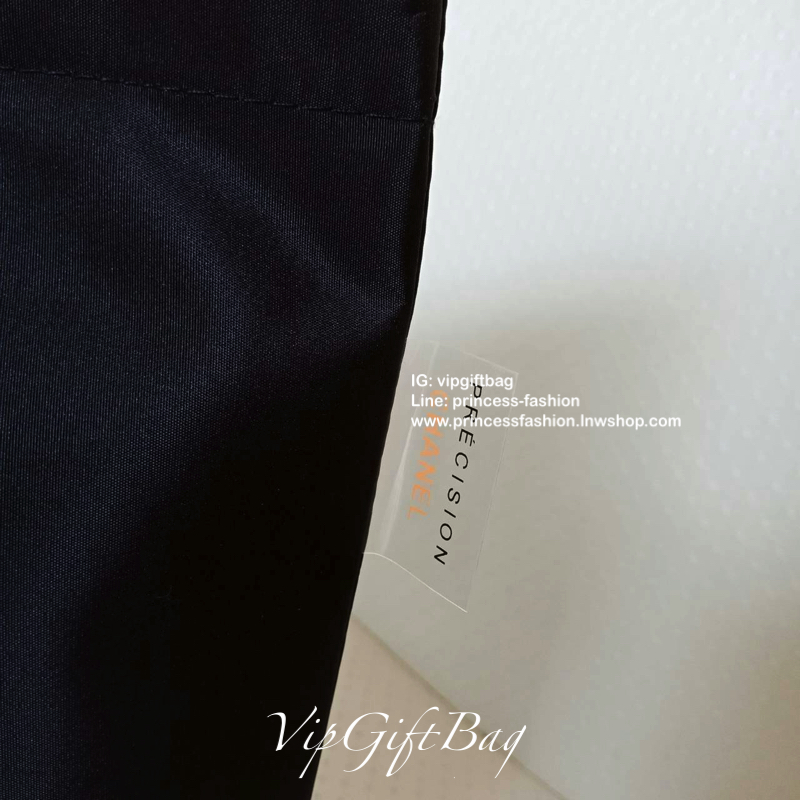 Chanel Satin Tote With Chain ♡♡ กระเป๋าสะพายทรง Shopping Bag งาน VIP GIFT ของแท้ 100% นำเข้าจาก Chanel Perfume Counter ใบใหญ่วัสดุ SATIN **อะไหล่ทอง ประดับคริสตัลสีดำโลโก้ CC สุดคลาสสิคหน้าหลัง ซับใน Polyester 100% เปิดปิดด้วยกระดุมแม่เหล็ก 