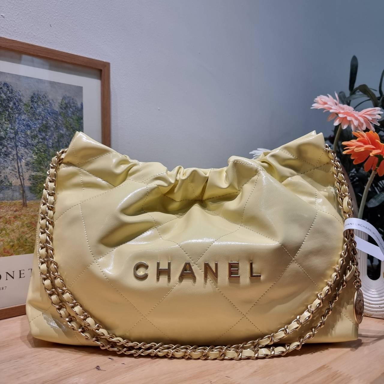 Chanel 22 horizontal bag แรงเกินต้านที่สุดกับไอเท็มนี้ ที่สาวๆหรือใครๆก็ต้องมี มาในไซส์ใหญ่ รูปทรงใช้ง่ายขึ้น แต่ยังจุได้หนักๆเหมือนเดิม ดูหรูหรา เกินเรื่องที่สุด