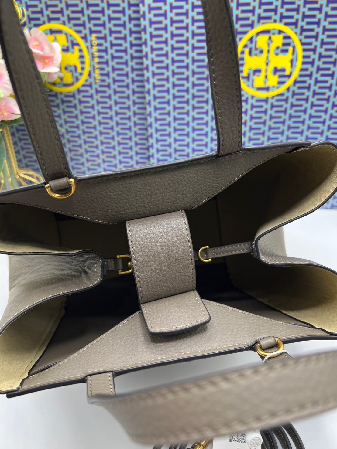 Tory Burch McGraw Leather Tote Bag / Tory Double T Tote Bag / TORY TOTE BAG พร้อมส่ง 4 สี กระเป๋าสะพายทรงโท้ท จุของได้เยอะใบนี้ตอบโจทย์ได้ดีมาก โทนสีเรียบง่าย แฝงไปด้วยความดูดี สุขุมและเป็นผู้ใหญ่