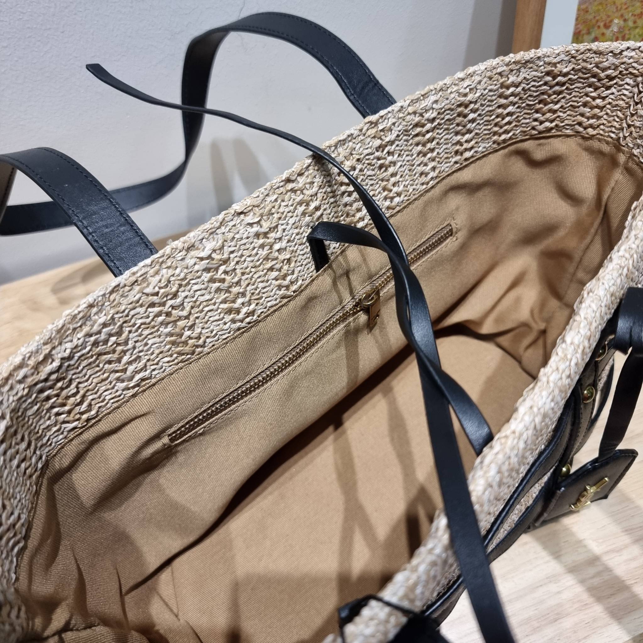 YSL PANIER STUDDED LEATHER TRIMMED WOVEN RAFFIA สวยไม่ซ้ำใคร ใหม่ที่สุด กับกระเป๋าสะพายสานทรงยูนีค ที่เติมดีเทลความหรูด้วยสายหนังคาดตกแต่ง ดูแพงไปอีก