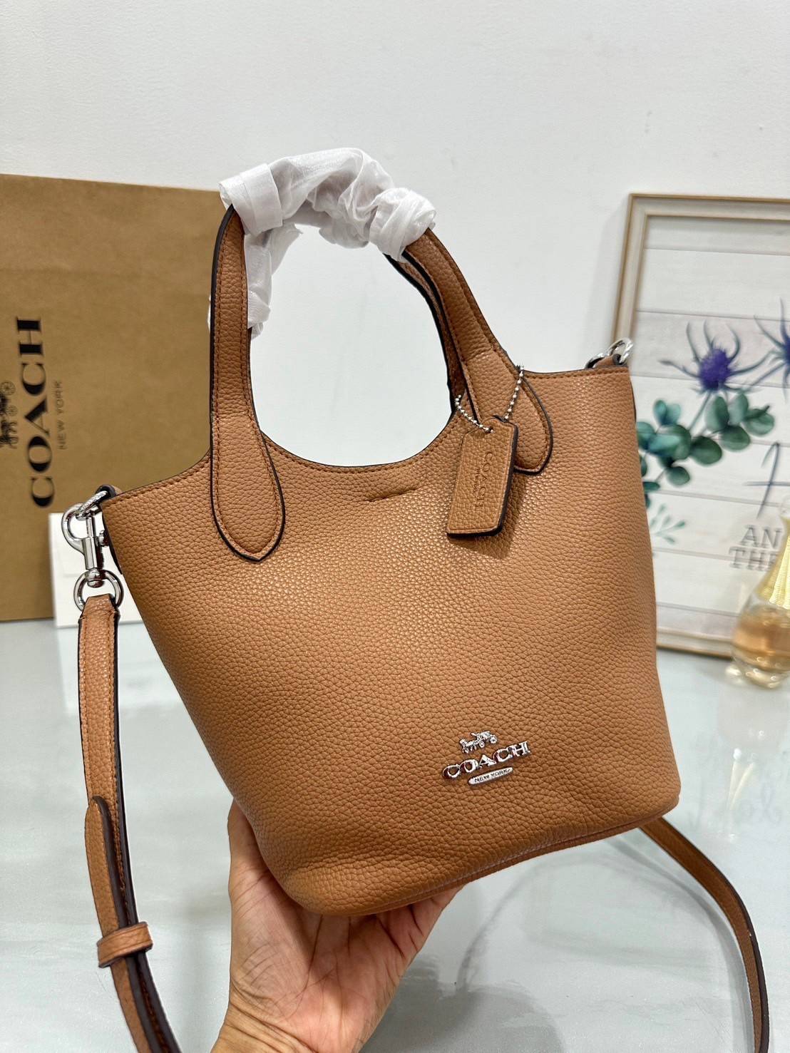 พร้อมส่ง 5 สี COACH HANNA BUCKET BAG กระเป๋าถือ/สะพายข้างทรงบักเก็ตรุ่นใหม่ดีไซน์เก๋น่ารัก เกรดท็อปออริ เกรดดีสุด สลับแท้ 1:1