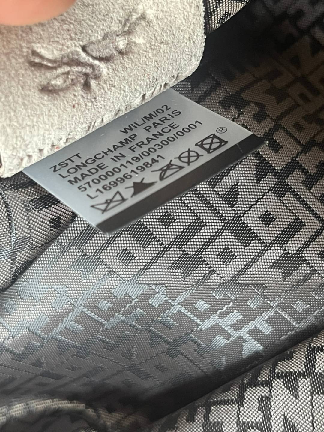 Longchamp Le Pliage Cuir Xs Leather Backpack แบรนด์ติดเทรนด์ตลอดไม่เคยเปลี่ยนกับ ทรง Le Pliage Cuir หนึ่งในตระกูลกระเป๋าสุดไอคอนิกจากแบรนด์ เมื่อรุ่น Le Pliage Cuir ในรูปแบบของหนังแกะ Metis ได้ถือกำเนิดขึ้นในปี 2012 เป้ที่มีการจัดการปรับดีไซน์ให้มีขนาดกำล