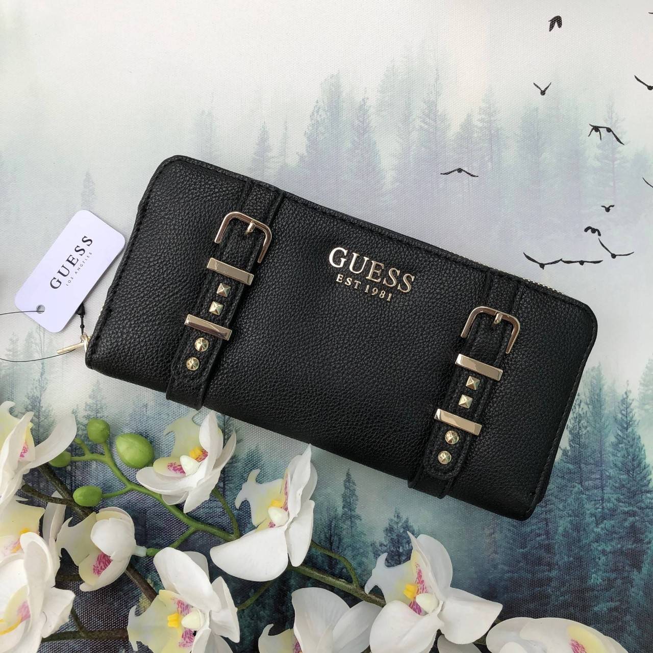 Guess long wallet กระเป๋าสตางค์ใบยาวซิปรอบ วัสดุ pu. เนื้อนุ่ม ภายในมีช่องใส่บัตร ธนบัตร และช่องซิปใส่เหรียญค่ะ