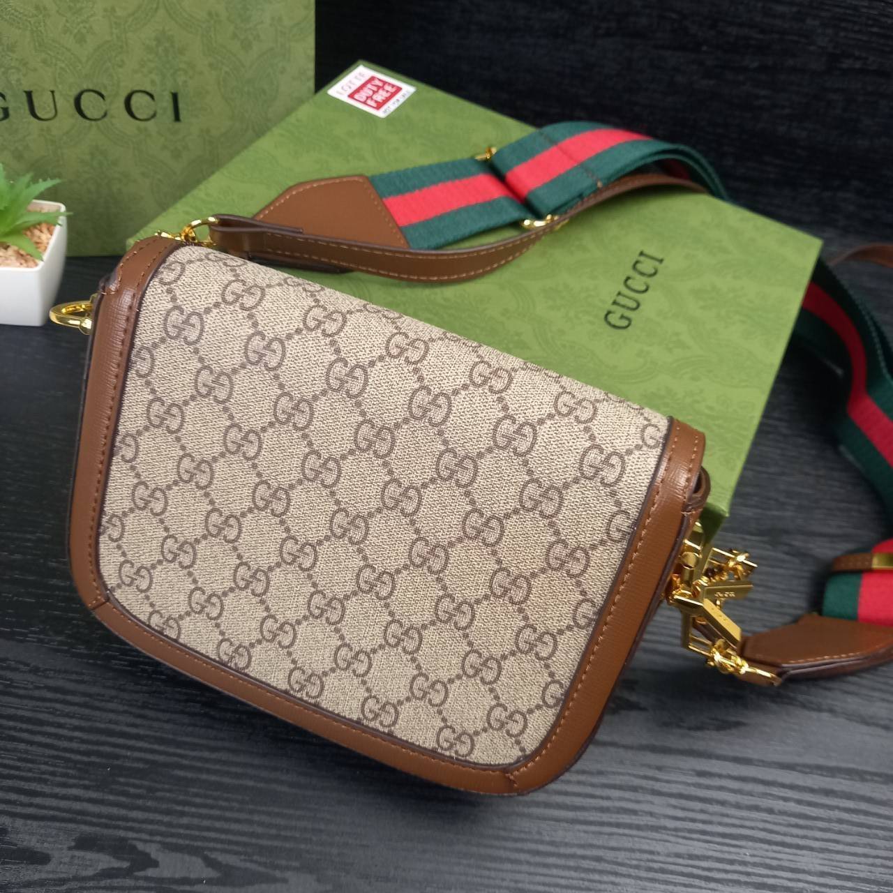 GUCCI HORSEBIT 1955 MINI BAG กระเป๋า crossbody รุ่นฮิต สุดหรูหรา คลาสสิค จุของสำคัญได้เยอะ มาพร้อมสายสะพายยาว 2 เส้น สามารถ ปรับระดับได้ ถอดออกได้ รุ่นนี้ใช้งานดีมาก บอกต่อกันถึงที่สุด ใช้ได้ทุกโอกาส เป็นอีกรุ่นที่โดดเด่นมากๆ
