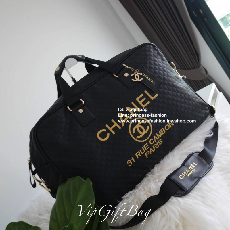 CHANEL VIP GIFT TRAVEL BAG (XL) กระเป๋าเดินทางแบบถือไซส์ใหญ่พิเศษ พรีเมี่ยมกิ๊ฟของเเท้จาก CHANEL วัสดุหนังสังเคราะห์ ลายตารางเนื้อหนาสีดำ เต็มใบ ด้านในเปิดปิดด้วยซิปที่จับหนัง (มีหนังสำหรับรวมหูให้ด้วยกระดุม) ใส่เสื้อผ้าได้มากกว่า4-5ชุด สายสะพายยาวมีที่รอ
