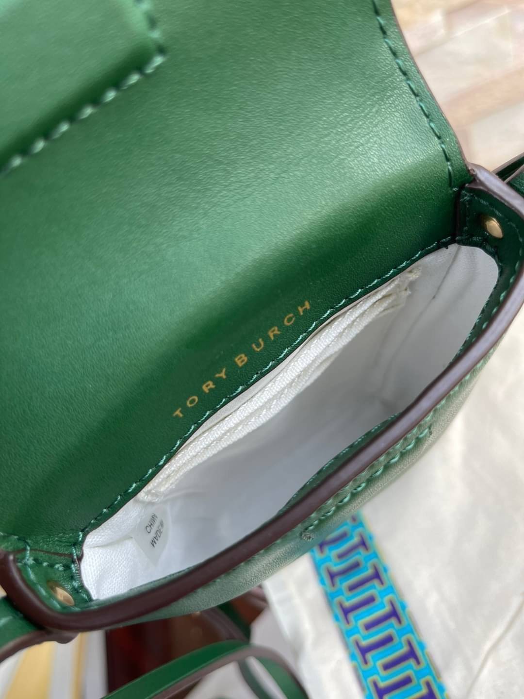 TORY BURCH MILLER METAL PHONE CROSSBODY อีกหนึ่งกระเป๋าใส่มือถือรุ่นฮิตที่เชื่อว่าหลาย ๆ คนต้องเคยเห็นผ่าน ๆ ตามาอย่างแน่นอน กับแบรนด์ Tory Burch ดีไซน์กระเป๋าทรงฝาพับแม่เหล็กใช้งานง่าย มาพร้อมดีเทล Logo สีเดียวกับเฉดสีของกระเป๋า แต่ยังมีความน่ารักด้วยทรง