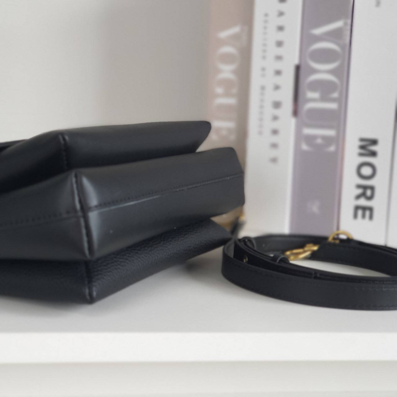 TORY BURCH CROSSBODY BAG กระเป๋าสะพายข้าง **หนังสวยมาก อะไหล่ทองวินเทจ ด้านหน้าประดับโลโก้แบรนด์ เปิดปิดด้วยตัวล็อคหมุน ภายในโล่งกว้างบุผ้าปั้มแบรนด์ มีช่องใส่ของ 3 ช่องใหญ่ พร้อมช่องซิปและที่เก็บบัตร มาพร้อมสายยาวถอด-ปรับระดับได้ ขนาดกำลังดี รีบคว้าด่วนค