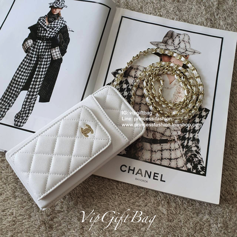 NEW ARRIVAL!! CHANEL VIP GIFT WOC BAG กระเป๋าสตางค์คล้องคอ/ Crossbody ที่กำลังมาแรงมาในตอนนี้ ตัวกระเป๋าเป็นกระเป๋าสตางค์หนังพียูลาย CAVIER **อะไหล่ทองทั้งใบ ด้านหน้าใส่ iphone+ ได้ เปิดปิดด้วยกระดุมแม่เหล็ก สามารถใส่บัตรได้อีก4ใบด้านใน พลิกมาด้านหลังมีช่