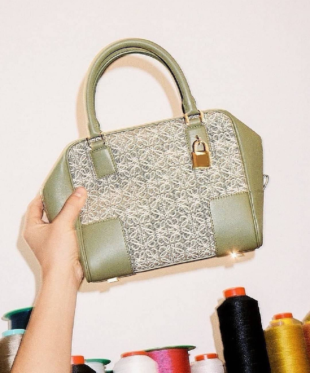 LOEWE ANAGRAM BAG VIP GIFT WITH PURCHASE (GWP) พรีเมี่ยมกิ๊ฟ Limited จาก LOEWE PERFUME DUTYFREE ไอเท็มใหม่! ดีไซน์สวยหรูคงเอกลักษณ์ด้วยวัสดุ Anagram Canvas Jacquard Fabric ผสมผสานหนังแท้ Calfskin ลงตัวสุดคลาสสิค เปิดปิดด้วยซิปแบรนด์อะไหล่ทองขนาดกำลังดี น้