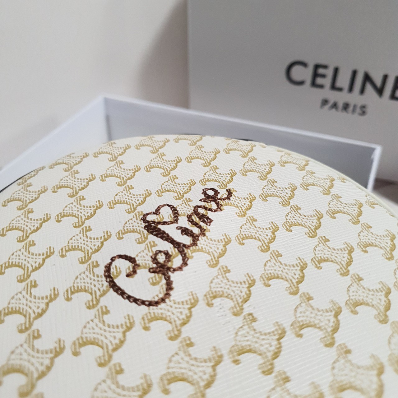 CELINE CROSSBODY BAG VIP GIFT WITH PURCHASE (GWP) พรีเมี่ยมกิ๊ฟ Limited Edition จาก PERFUME DUTYFREE COUNTER กระเป๋าทรงครอสบอดี้ ใบกลมเล็กน่ารัก วัสดุหนังทั้งใบ ตกแต่งด้วยโลโก้แบรนด์ปักเลื่อมด้านหน้า ด้านในเปิดปิดด้วยซิป มีช่องใส่ของจุกจิก ใส่ iphone(เล็ก