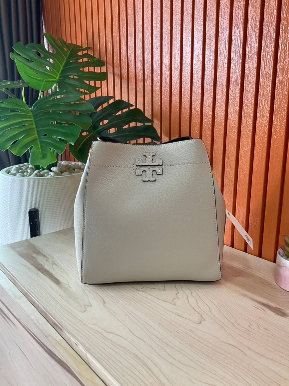 ของแท้ 💯% Tory Burch Mcgraw Hobo Bag TORY BURCH MCGRAW HOBO BAG รุ่น 51063 กระเป๋าสะพายไหล่ สะพายได้ 2 ทรง ทรงสวยไม่ตกเทรน ผลิตจากหนังแท้ หนังลูกวัว หนังนุ่ม หนังหอม น้ำหนักเบามากกก!! นิ่มสวยมากๆ