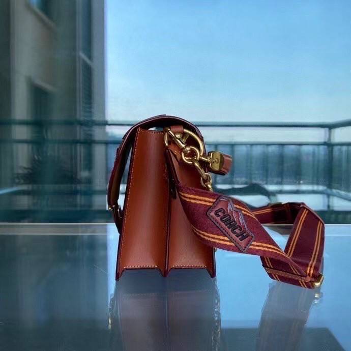 COACH BEAT SHOULDER BAG IN SIGNATURE CANVAS WITH PATCHES พร้อมส่งที่ไทย คอลเลคชั่นใหม่สุดปัง อลังเวอร์!//กระเป๋าถือ สะพายไหล่ลาย SIGNATURE ตกแต่งความเก๋ด้วยแผ่นแปะลวดลายที่มีเฉพาะจาก COACH คอลเลคชั่นนี้เท่านั้น