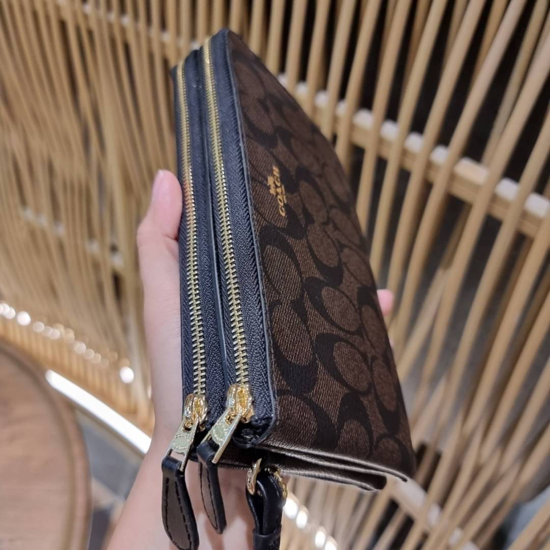 COACH F54057 DOUBLE ZIP WALLET IN SIGNATURE กระเป๋าคล้องมือ size L ใบนี้ใส่มือถือได้ทุกรุ่น ขนาดกำลังดี พกพาสะดวกมากๆ วัสดุหนังสังเคราะห์ ภายในเป็นผ้าสีสวยคม ใส่ธนบัตร ใส่บัตรได้เยอะ ใส่มือถือได้สบายๆทุกรุ่น ตอบโจทย์สาวๆที่ไม่ชอบพกเยอะวุ่นวายจ้า ใบนี้เอาอ