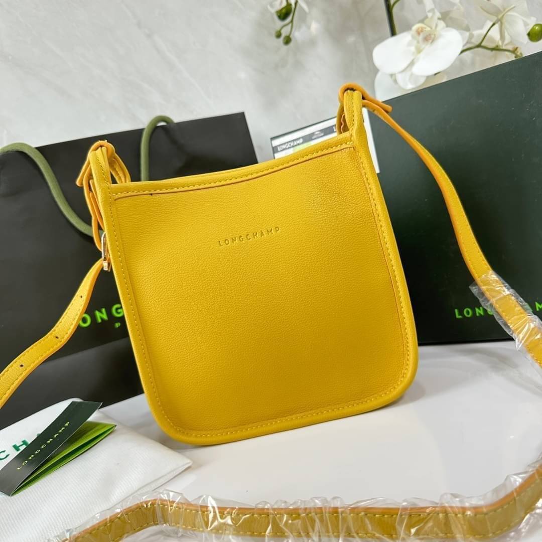 LONGCHAMP LE FOULONNÉ CROSSBODY BAG กระเป๋าสะพายที่เรียบง่ายและดูดี การออกแบบที่คล่องตัวของรุ่นนี้เหมาะอย่างยิ่งสำหรับผู้หญิงที่มีบุคลิกที่ต้องการกระเป๋าสไตล์แบบเรียบง่าย