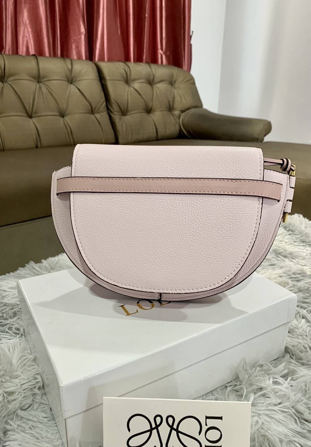 LOEWE Small Leather Gate Crossbody Bag VIP GIFT WITH PURCHASE (GWP) กระเป๋าถือหรือสะพาย Limited จาก LOEWE DUTYFREE COUNTER วัสดุ Canvas & Leather Calfskin หนังแท้ รูปทรงทันสมัย น้ำหนักเบามากค่ะ มาพร้อมสายสะพายยาวสามารถปรับระดับได้ เป็นอีกหนึ่งรุ่นฮิตกันมา