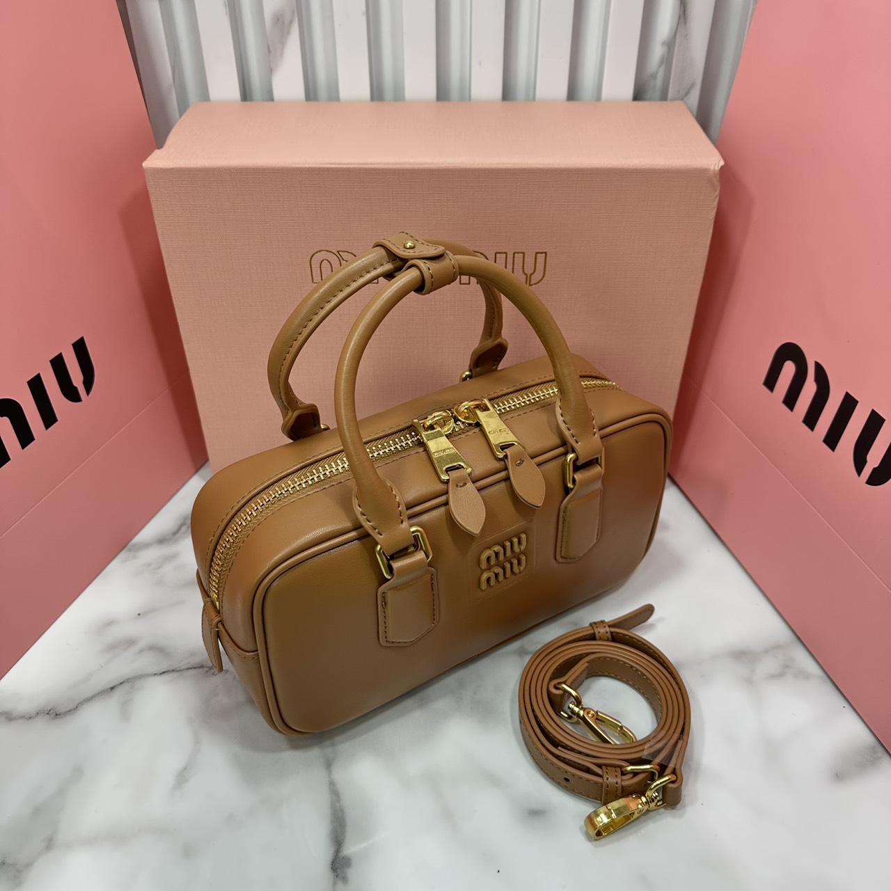 ORI หนังแท้ | MIU MIU Arcadie leather mini-bag Mini 20cm กระเป๋าสะพายทรงโฮโบลุคลูกคุณหรูหรา ไซส์มินิน่ารักๆเก๋ๆ สวยดูแพง หูจับในตัวง่ายและสะดวกพกพา