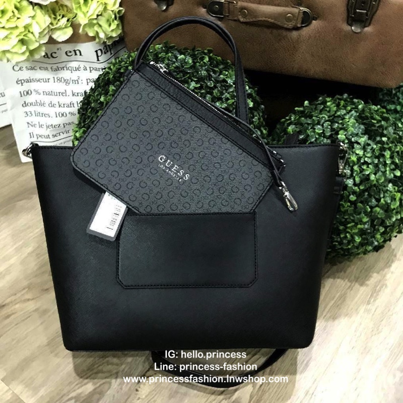 GUESS LARGE SHOPPER BAG WITH POUCH กระเป๋าสะพายรุ่นใหม่ล่าสุดจาก GUESS FACTORY หนัง Saffiano สวยหรูอยู่ทรง ด้านหน้ามีโลโก้แบรนด์ ด้านหลังมีช่องใส่ของ หูหิ้วสะพายไหล่ได้มาพร้อมสายสะพายยาวถอดได้ปรับได้ มีกระเป๋าใบเล็กเข้าชุดกันห้อยที่หูหิ้ว ใบเล็กถอดเเยกใช้