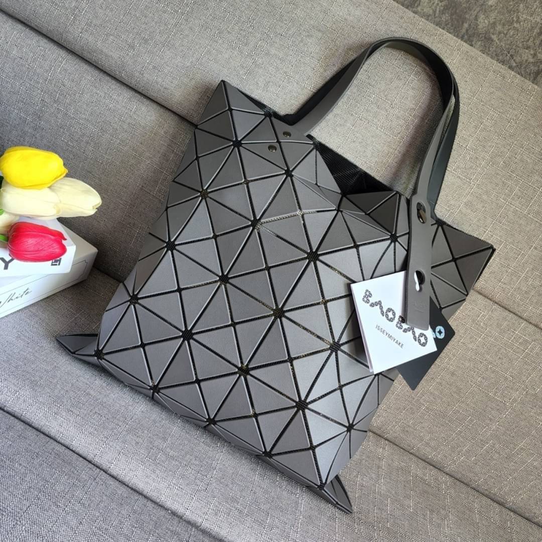 BAO BAO ISSEY MIYAKE LUCENT ONE-TONE กระเป๋า Bao Bao จากแบรนด์ดัง Issey Miyake แบรนด์แฟชั่นจากประเทศญี่ปุ่น ซึ่งมีสินค้ามากมายไม่ว่าจะเป็นเสื้อผ้า นาฬิกา น้ำหอม และที่ขาดไม่ได้นั่นก็คือ กระเป๋า Bao Bao ที่มีความพิเศษในเรื่องของวัสดุและดีไซน์ที่ครองใจสถาปน