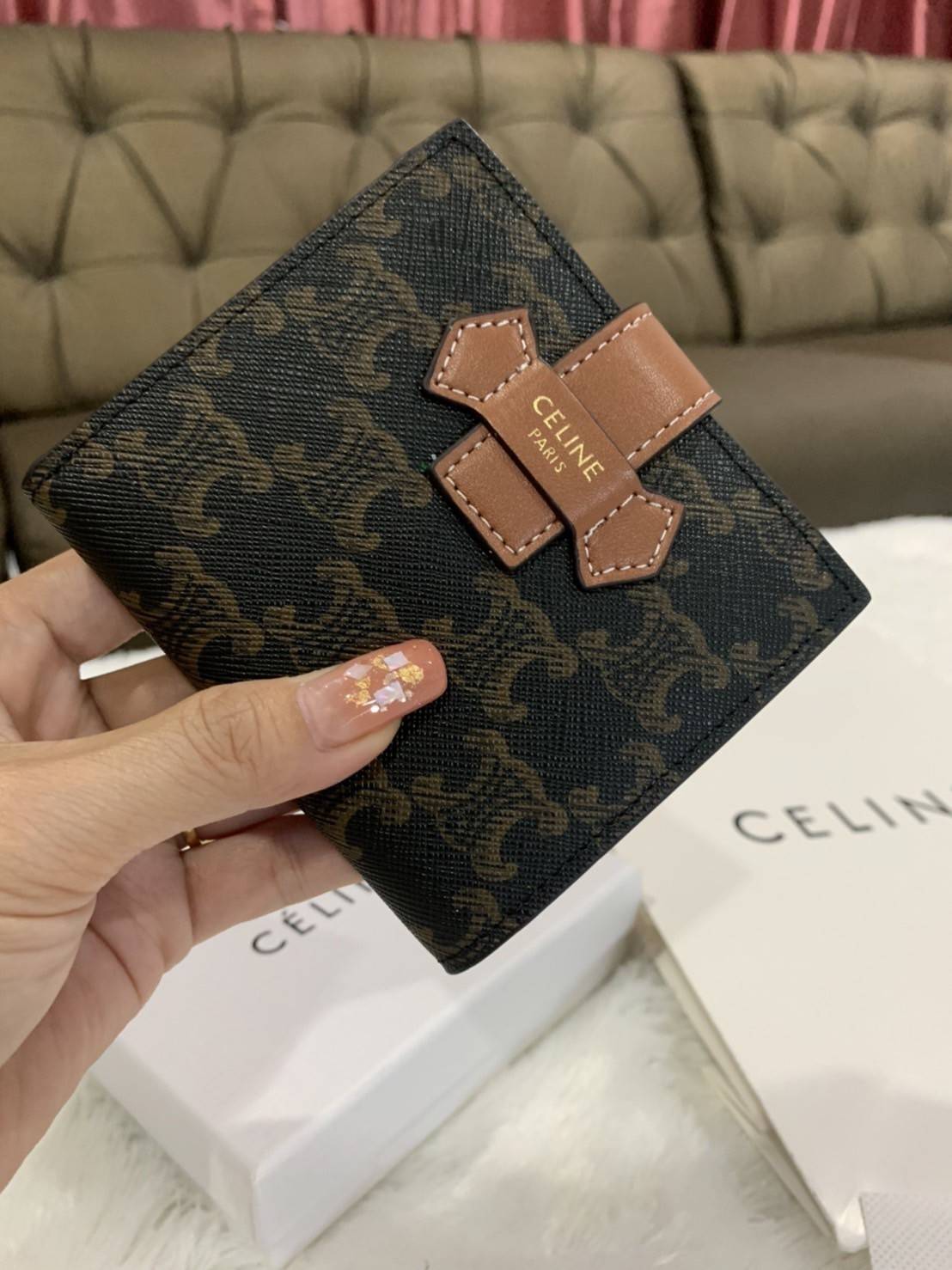 CELINE SHORT WALLET VIP GIFT WITH PURCHASE (GWP) พรีเมี่ยมกิ๊ฟ Limited จาก CELINE HAUTE PARFUME DUTYFREE COUNTER วัสดุ Triomphe Canvas หนังสวยอยู่ทรง ประดับโลโก้แบรนด์ที่ด้านหน้า ขนาดกำลังดี จับถนัดมือ เปิด-ปิดฝาพับกระดุม ภายในมีช่องแบ่งหลายช่อง มีช่องใส่