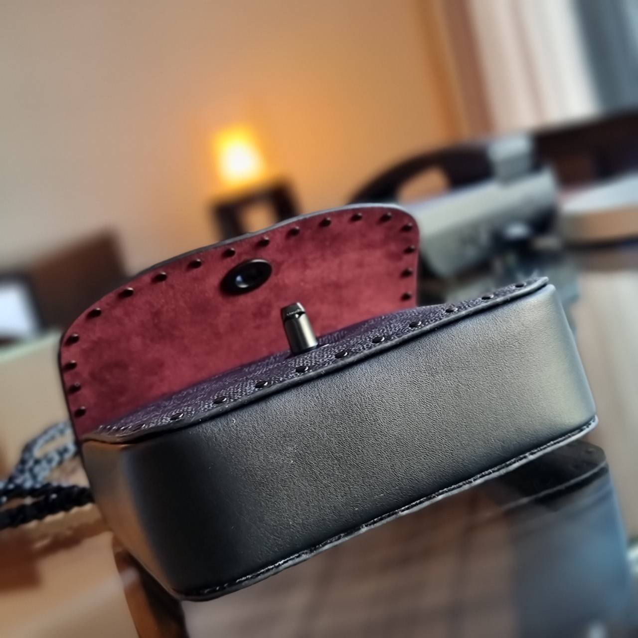 COACH C2462 MADISON SHOULDER BAG 16 IN SIGNATURE CANVAS WITH RIVETS (B4NQ4) กระเป๋าสะพายข้าง ไซส์กะทัดรัด พกพาง่าย น้ำหนักเบา ดีไซน์สวย โดดเด่นด้วยตัวล็อครูปดอกไม้ สีสันตกแต่งตัดกันกับลายซีอย่างลงตัว วัสดุหนังแคนวาสเคลือบลาย ภายในแบ่งสัดส่วนให้อย่างดี มาพ