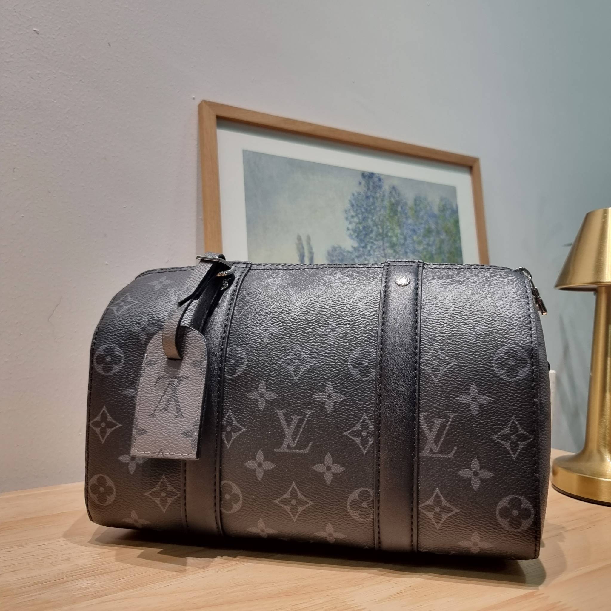 LV CITY KEEPALL Monogram Eclipse Bag กระเป๋าสะพายทรงหมอนสุดคลาสสิค ด้วยดีเทลความเป็นเอกลักษณ์ เรียบหรูด้วยความโดดเด่นจากลวดลายโมโนแกรม ขนาดกำลังดี