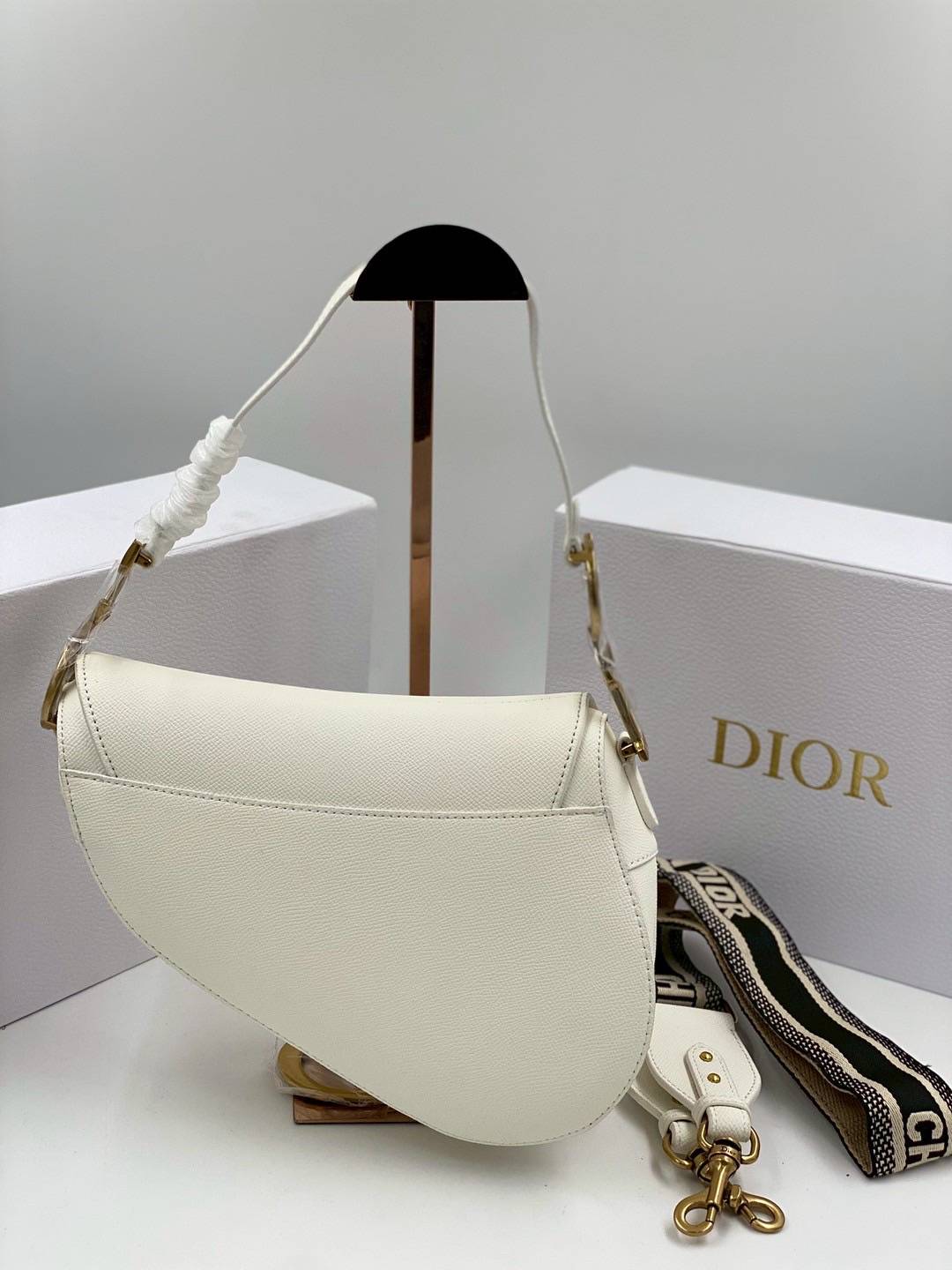 ORI หนังแท้ | DIOR Saddle Bag with Strap Grained Leather กระเป๋าถือ/สะพายทรงอานม้า รุ่นยอดนิยมที่มีเอกลักษณ์สวยงามเหนือกาลเวลา ลูกเล่นห้อยด้วยตัวอักษร D ตรงหูหิ้วมีกิมมิค CD สวยหรูดูแพง